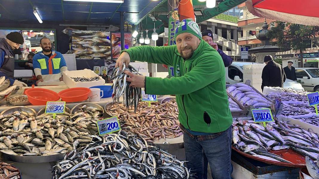 Tezgahlar doldu taştı: Hamsinin fiyatı görenleri şaşırttı! Boyu uzadı, fiyatı düştü, her gelen kilolarca alıyor 2